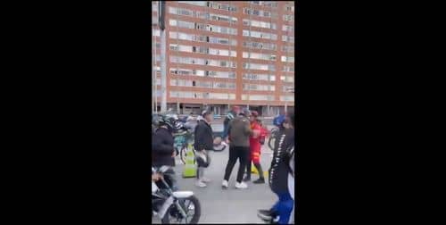 Video: Motociclista agarró a "casco" a guardián de Ciclovía por no dejarlo pasar