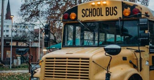 Accidente de bus escolar en Cali deja 18 niños lesionados por fallas mecánicas