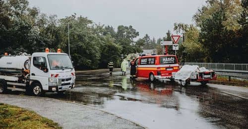 Accidente de camión con caballos en Envigado: un muerto y varios heridos