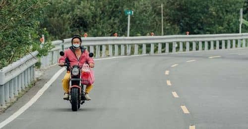 Accidente en Caldas: Motociclistas casi mueren por imprudencia en la vía