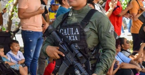 Agresión a policía en Pasto: hombre se lanza contra patrulla y golpea a uniformado