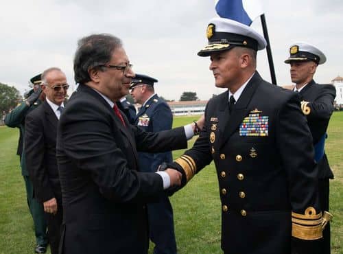 Álvaro Uribe critica al gobierno Petro por el accionar de las Fuerzas Militares