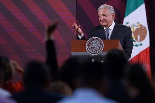 AMLO denuncia pensiones ilegales, violencia electoral y críticas desmedidas de periodistas