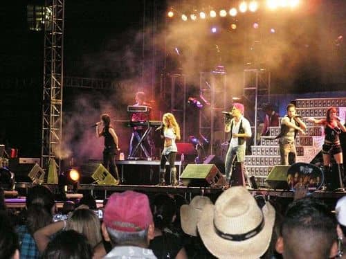 Anahí Celebra el Aniversario de RBD en Medio de Polémica