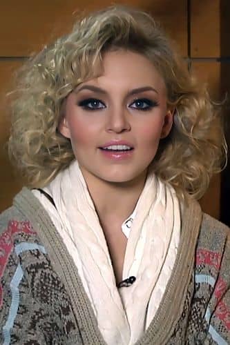 Angelique Boyer cautiva con ojos verdes diabólicos en el regreso de "El extraño retorno de Diana Salazar"