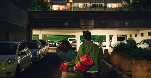 Arriesgada maniobra: Joven intenta escapar desde un segundo piso y sufre aparatosa caída