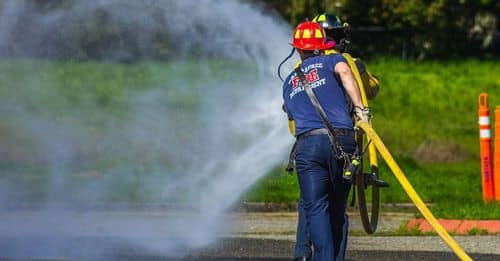 Asaltan subestación de bomberos en Bello y golpean a su mascota