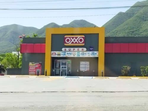 Asaltante intenta huir de Oxxo pero es grabado por el cajero