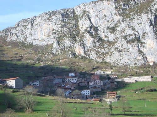 Bejes: el pueblo cántabro que enamora con su queso Picón y su encanto medieval