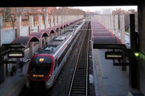 ¡Caos en Cercanías Madrid! Los usuarios desesperados caminan por las vías