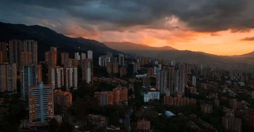 Caos en Medellín: Metro colapsa e inundaciones azotan la ciudad