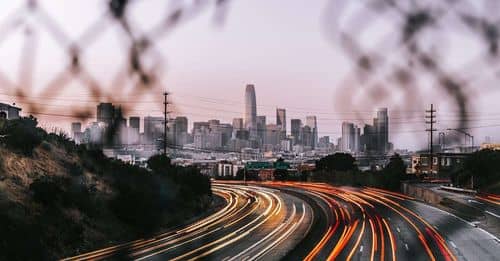 Cierres y desvíos en Cali por instalación de puente peatonal y valla publicitaria