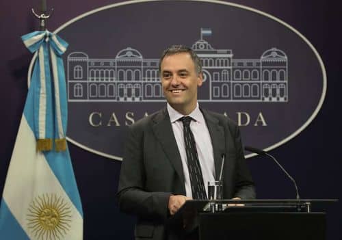 Conferencia de Prensa: Adorni Defiende la Educación Pública y Critica Aumento de Dietas en el Senado