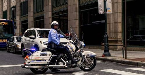 Confrontación entre motociclista y operador de grúa revive debate sobre límites en la aplicación de la Ley