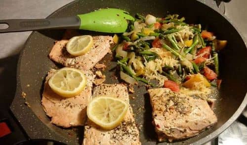 Cuidar tu corazón en la cena: apuesta por el salmón y las verduras de hoja verde