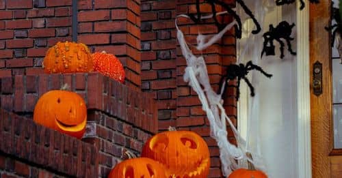 Decoración de Halloween causa susto y caída en una tienda