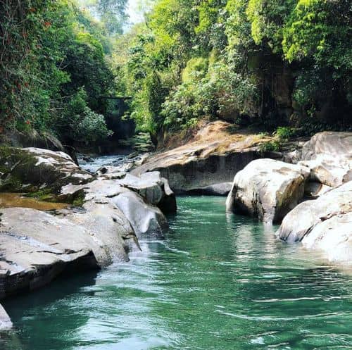 Descubriendo las encantadoras piscinas naturales del río Güejar en Colombia