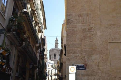 Detenidas dos personas por realizar pintadas en la torre del Micalet de Valencia