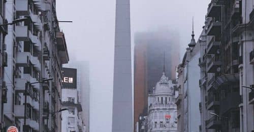 Dolorosa pérdida: hombre fallece tras caer por alcantarilla cerca del Obelisco