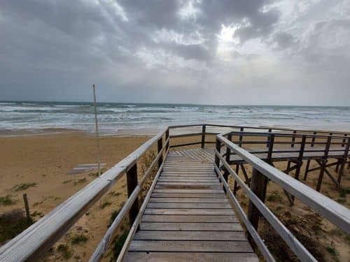 Dos octogenarios fallecen ahogados en la playa de Guardamar del Segura en Alicante