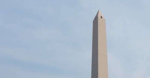 El Obelisco se viste de verde para promover el reciclaje