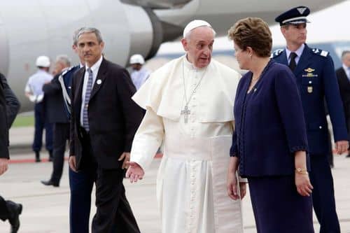 El Papa recibe a Kicillof en medio de la represión policial y la aprobación de la ley de Presupuesto