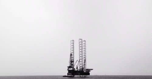 El petróleo se estabiliza, pero enfrenta su mayor pérdida semanal en más de un mes