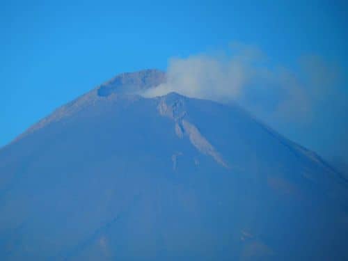 El Popocatépetl mantiene actividad constante con exhalaciones y caída de ceniza