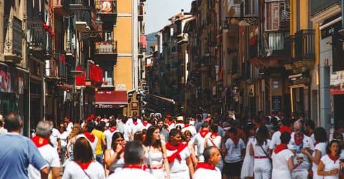 El séptimo encierro de los Sanfermines, rápido y peligroso, deja cinco heridos