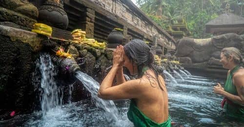 El uso del agua bendita con sal: un ritual ancestral para la purificación y renovación