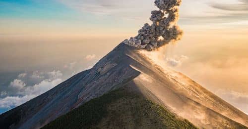 El volcán nevado del Ruiz despierta y alerta al Servicio Geológico Colombiano