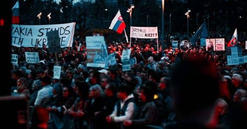 Estudiantes agreden a israelí por ondear bandera de su país en protestas de Medellín