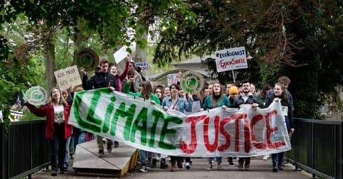 Estudiantes de Ayotzinapa lanzan petardos contra Palacio Nacional en protesta por falta de apoyos