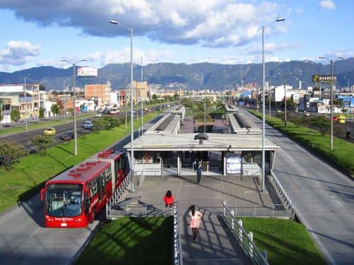 Evolución del transporte público en Bogotá: De autobuses antiguos a sistemas integrados