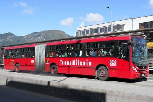 Falso universitario y sus cómplices detenidos por hurto de celular en Transmilenio