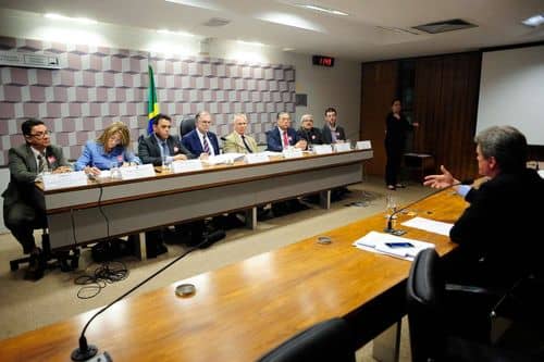 Gobierno propone alza gradual del ACPM para levantar paro camionero