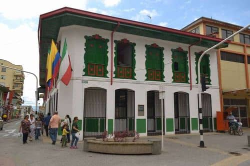 Habilitan un carril en la vía Calarcá - Cajamarca tras intenso trabajo