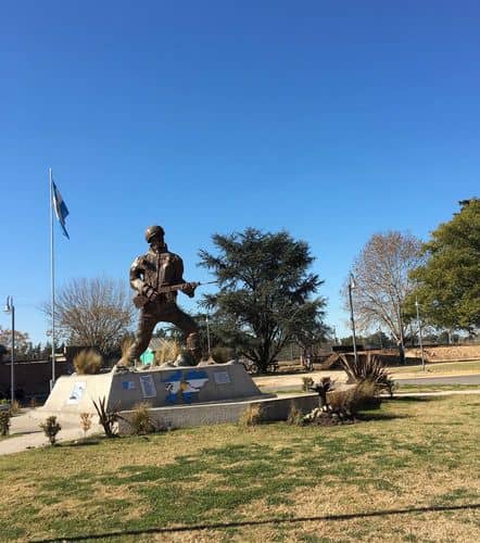 Homenaje a veteranos de Malvinas termina en escándalo por discurso de docente