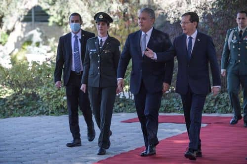 Iván Duque propone alianza para enfrentar al petrismo en elecciones de 2026