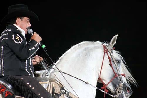 Joan Sebastian y Luis R. Conriquez estrenan 'De ellas', una balada romántica