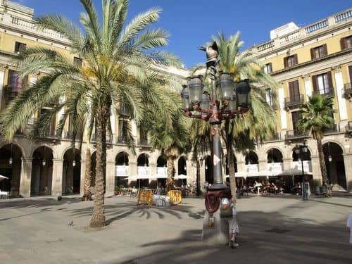 La emblemática plaza Reial de Barcelona se renueva con una inversión de 3,2 millones de euros