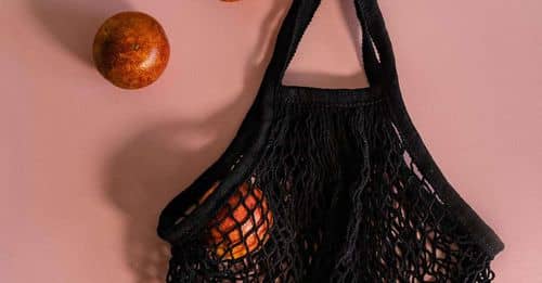 La moda circular llega a los bolsos: la piel de manzana como material sostenible