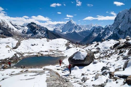 Localizan el cadáver de un turista español en Nepal y encuentran viva a su compañera