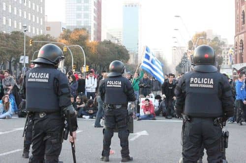 Los Mossos detienen a nueve hombres por actos vandálicos tras un doble crimen