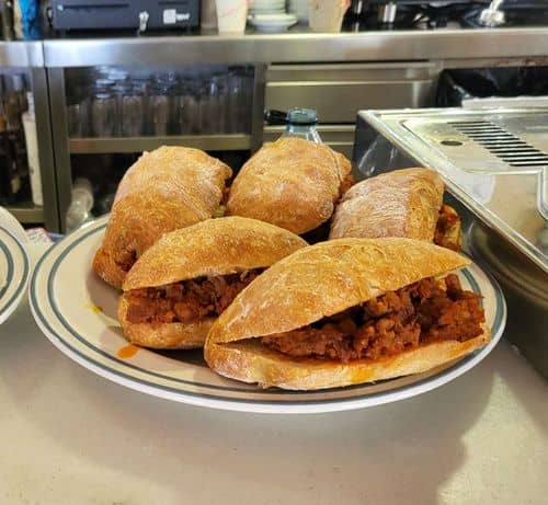 Madrid sucumbe a los gigantescos bocadillos del Bar Calavi por solo 3,50 euros