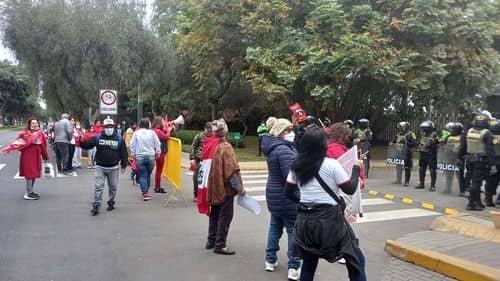 Manifestantes Intentan Ingresar a la Embajada de Estados Unidos, Animos Caldeados