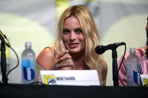 Margot Robbie impacta al mostrar su embarazo en Italia