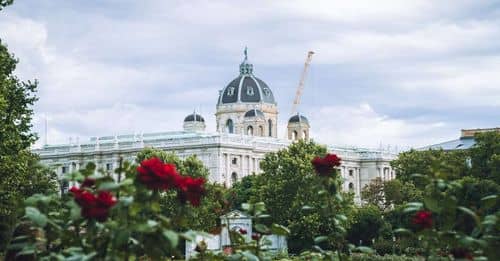 Más de medio millón de flores adornan los parques y zonas verdes de Madrid