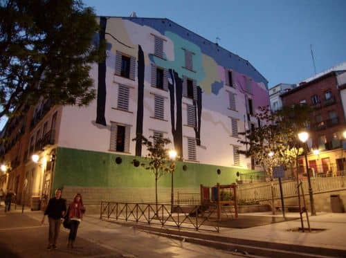 Menores detenidos por posesión de armas en Lavapiés: preocupación por la seguridad en el barrio