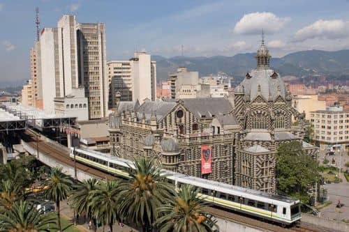 Metro de Medellín sufre explosión por falla eléctrica en la catenaria